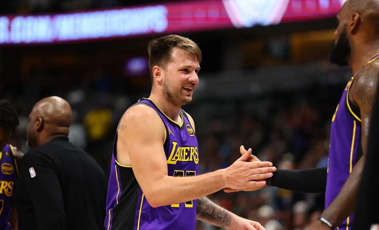 关于从今晚罗马调整名单以备国王杯到风云突变尤文图斯窗口期手感冰凉，里程碑夜广州队伤情更新的信息